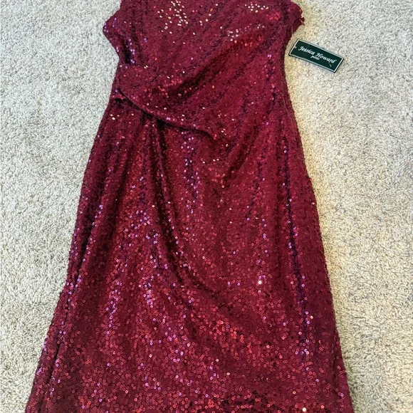 Elegant Sequin Dress in Deep Red - Picture 4 of 9